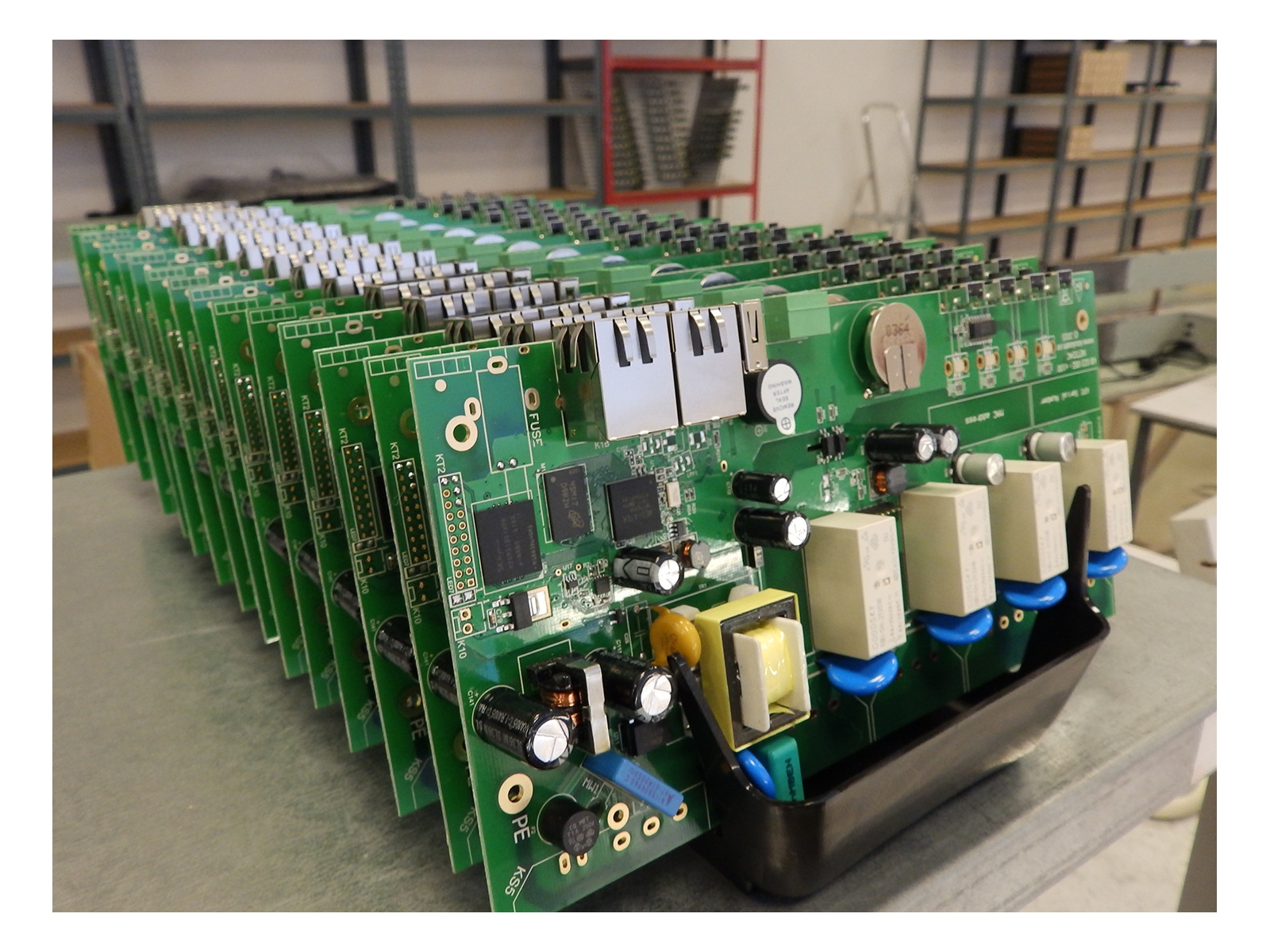 Remotely LAN switched power outlets with four IEC320 outputs